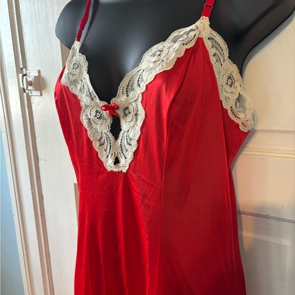 Vintage Vanity Fair Red & Ivory Lace Slip W/Keyhole Design S/M - Picture 1 of 5